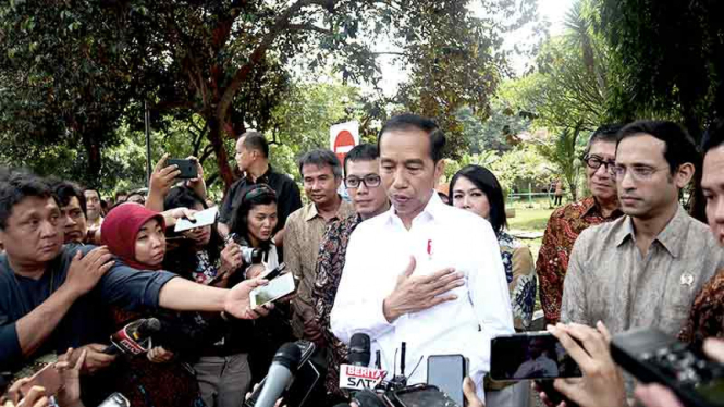 Presiden Jokowi didampingi sejumlah menterinya.