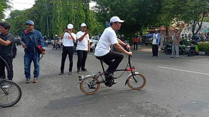 Kajari Sidoarjo Setiawan Budi Cahyono pakai sepeda Brompton di peringatan hari antikorupsi, Senin, 9 Desember 2019.