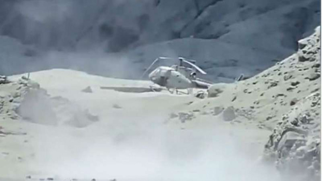 Helikopter di area kawah setelah terjadi erupsi gunung Selandia Baru