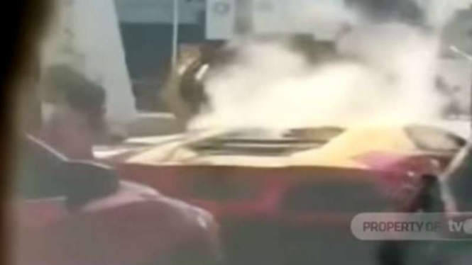 Sebuah mobil super Lamborghini terbakar dan mengeluarkan asap di Jalan Mayjen Sungkono, Surabaya, Jawa Timur.