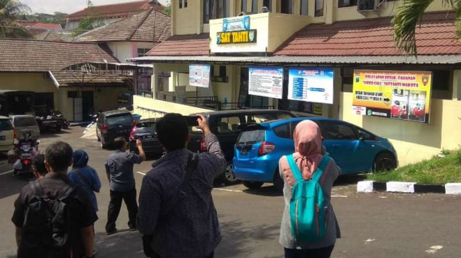 Sejumlah jurnalis memfoto lokasi empat tahanan kabur dari sel di Markas Kepolisian Resor Kota Malang pada Senin, 9 Desember 2019.