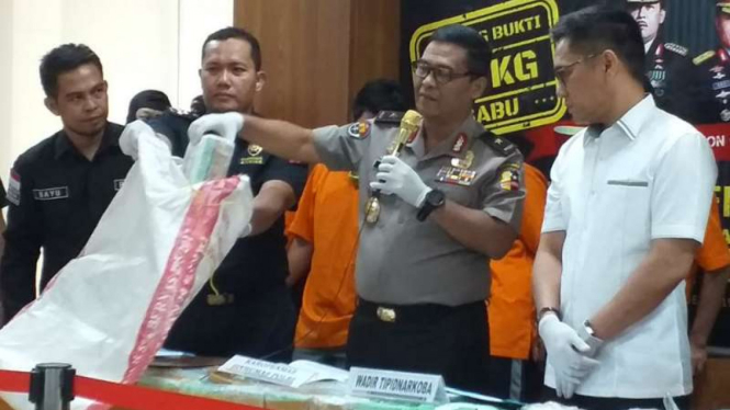 Polisi merilis para tersangka dan sejumlah barang bukti narkotika dari empat orang anggota sindikat narkotika internasional di Markas Besar Polri, Jakarta, Senin, 9 Desember 2019.
