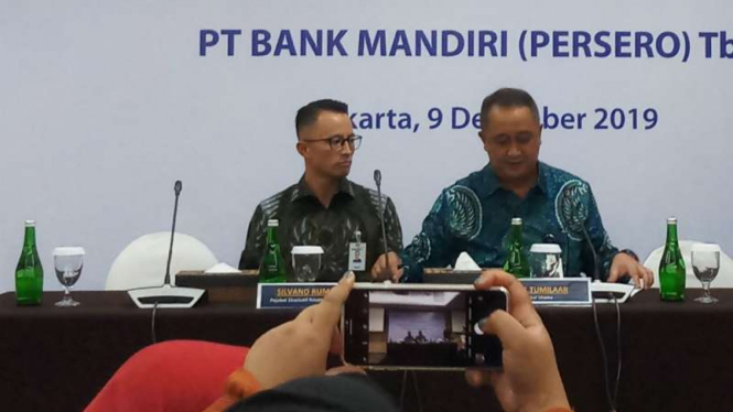 Direktur Utama Bank Mandiri, Royke Tumilaar yang kini jadi Dirut BNI (kanan).