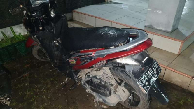 Sepeda motor yang dikendarai Sri Endang dan anaknya, Zaki.