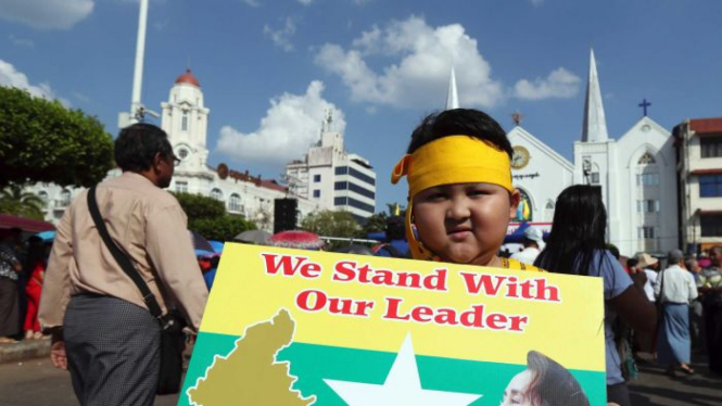 Sejumlah warga Myanmar menunjukkan dukungan bagi Aung San Suu Kyi yang bertolak ke Den Haag hari Minggu (1/12/2019) untuk menghadapi tuduhan genosida terhadap warga Muslim Rohingya di Mahkamah Internasional.