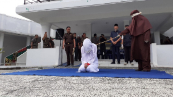 Wanita yang dihukum cambuk di Aceh