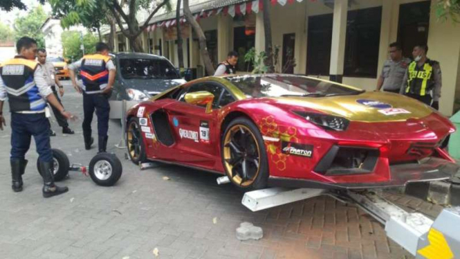 Lamborghini yang terbakar di Surabaya.