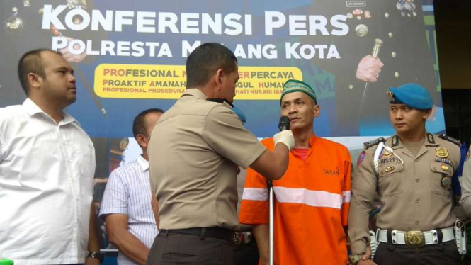Kepala Polres Kota Malang AKBP Leonardus Simarmata memperlihatkan seorang dari empat tahanan yang kabur dan berhasil ditangkap lagi pada Selasa, 10 Desember 2019.