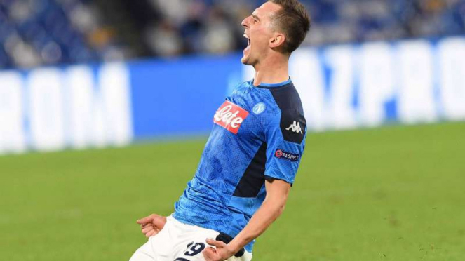 Pemain Napoli, Arkadiusz Milik rayakan gol.