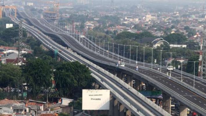 Suasana jalan Tol layang Jakarta-Cikampek II (Elevated) di Bekasi, Jawa Barat, Rabu (4/12/2019). 
