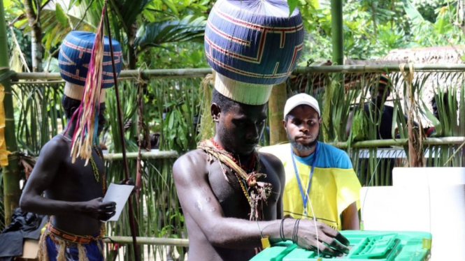 Penduduk Bougainville memberikan suara mereka dalam referendum. - Jeremy MILLER / Bougainville Referendum Commission