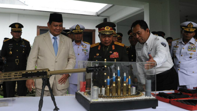 Menhan RI Prabowo Subianto dengan Menhan Laos