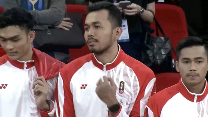 Bintang tim voli Indonesia, I Putu Randu Wahyu mengacungkan jari tengah.