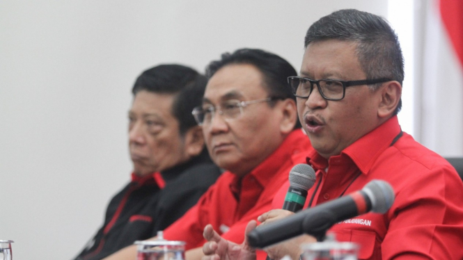 Sekjen PDIP Hasto Kristiyanto (kanan)