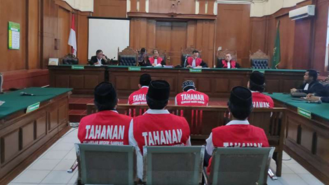 Para terdakwa perusak Markas Polsek Tambelangan, Kabupaten Sampang, Madura, saat menjalani sidang dengan agend pembacaan vonis di Pengadilan Negeri Surabaya, Rabu, 11 Desember 2019.