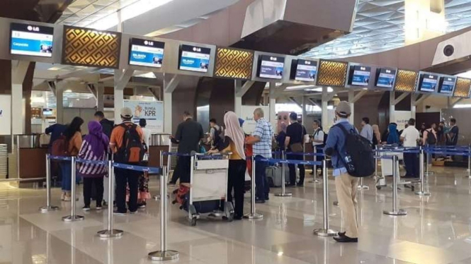 Ilustrasi check-in tiket pesawat terbang di Bandara Soetta