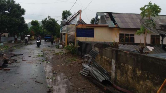 Hujan angin di Sumbawa sebabkan rumah rusak.