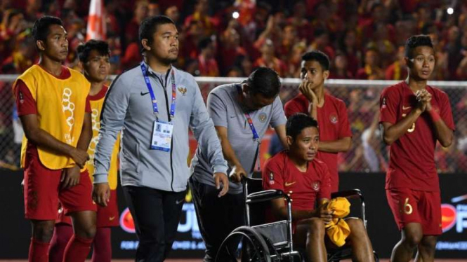 Pemain dan official Timas U-22 usai kalah dari Vietnam di final SEA Games 2019.