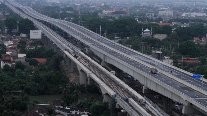 Pembenahan Jalan Tol Layang Jakarta-Cikampek II Jelang Beroperasi