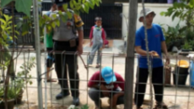 Relawan, TNI dan Polri berburu ular kobra di Royal Citayam Residence