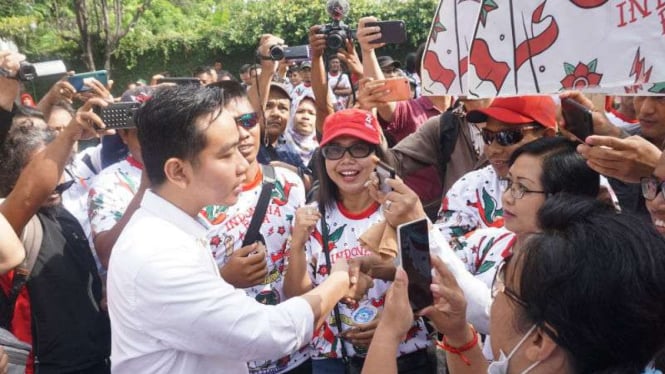 Putra Presiden Jokowi, Gibran Rakabuming Raka bersama relawan, di Solo, Jateng.
