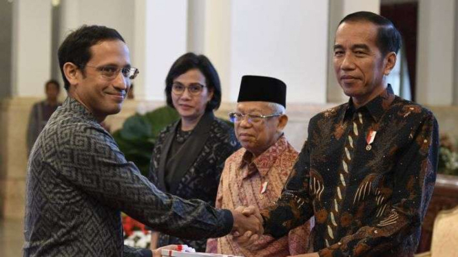 Presiden Joko Widodo (kanan) didampingi Wakil Presiden Ma'ruf Amin (kedua kanan) dan Menteri Keuangan Sri Mulyani (kedua kiri) menyerahkan Daftar Isian Pelaksanaan Anggaran Kementerian dan Lembaga tahun 2020 kepada Mendikbud Dikti Nadiem Makarim (kiri). 