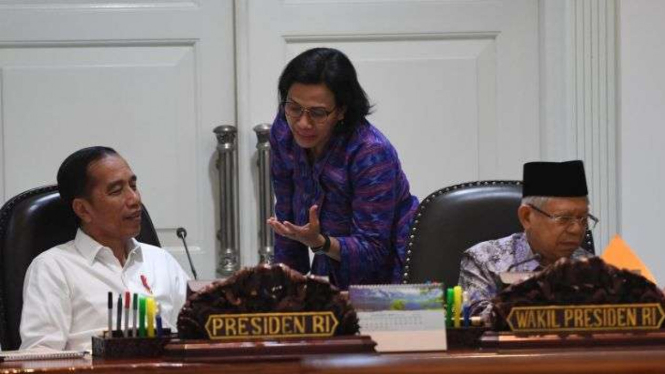 Menkeu Sri Mulyani (tengah) berbincang dengan Presiden Joko Widodo (kiri). (Foto ilustrasi)