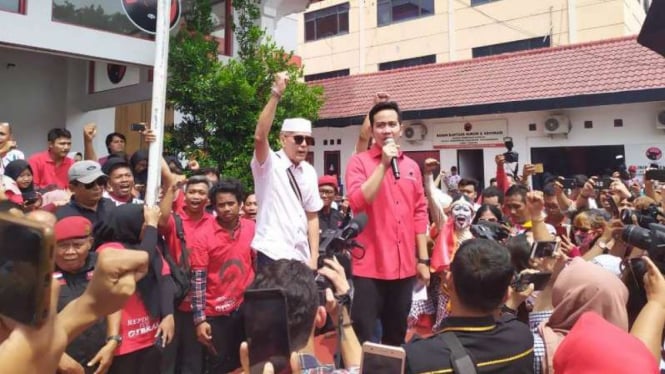Putra sulung Jokowi, Gibran Rakabuming Raka, melakukan orasi.