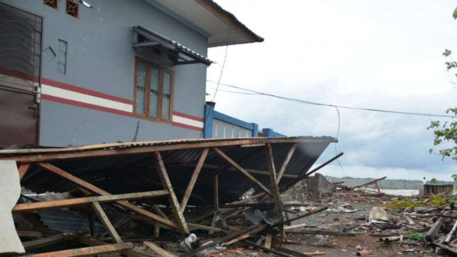 Rumah di Kecamatan Mauk, Tangerang rusak diterjang angin puting beliung.