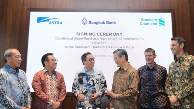 Suasana saat perjanjian jual beli Standard Chartered- Astra International dengan Bangkok Bank