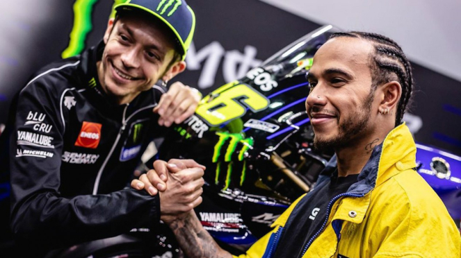 Valentino Rossi (kiri) dan Lewis Hamilton