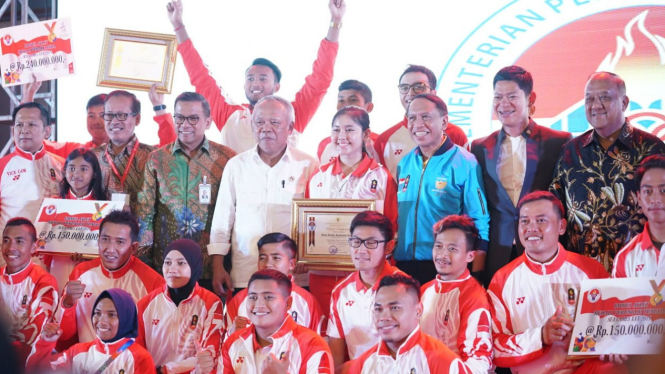 Penyerahan bonus kepada atlet Indonesia berprestasi di SEA Games 2019