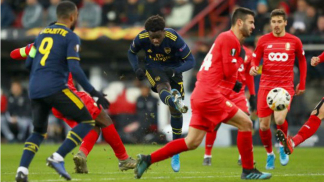 Pemain muda Arsenal, Bukayo Saka, saat menjebol gawang Standard Liege