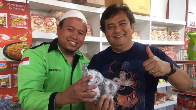 Dubes RI untuk Korsel Umar Hadi (kanan) bersama Subandi, pemilik restoran Bakso Bejo Korea.