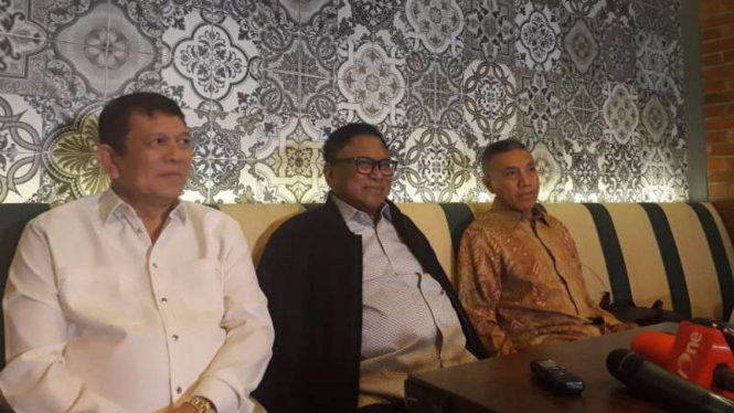 Ketua Umum DPP Hanura Oesman Sapta Odang (tengah)