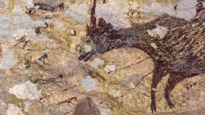 Gambar lukisan batu yang diperkirakan berusia 44 ribu tahun di situs Gua Leang Bulu Sipong di wilayah kars Maros-Pangkep, Makasar, Sulawesi Selatan.