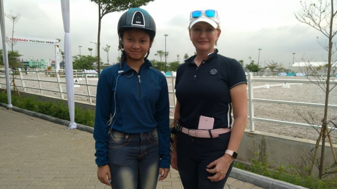 Atlet berkuda Indonesia, Ivana Putri Sentosa bersama pelatih Alla Poloumieva