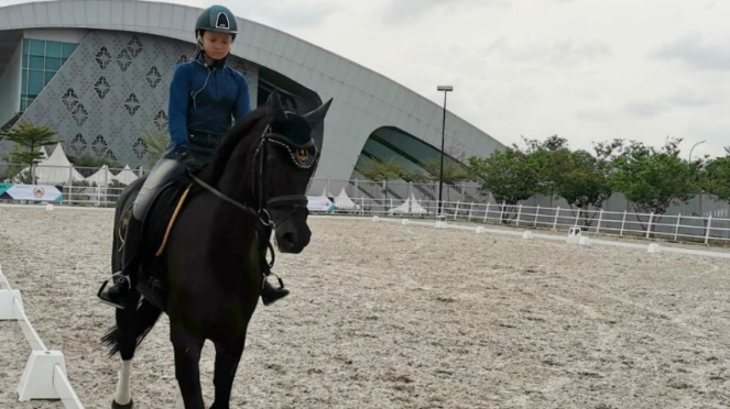 Atlet berkuda Indonesia, Ivana Putri Sentosa bersama pelatih Alla Poloumieva
