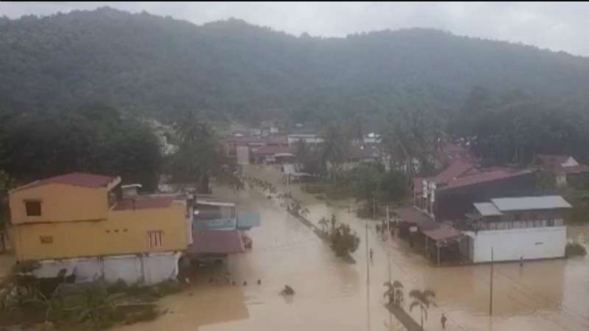 Permukiman warga di Kabupaten Solok Selatan, Sumatera Barat, terendam banjir akibat air di dua sungai meluap pada Jumat pagi, 13 Desember 2019.