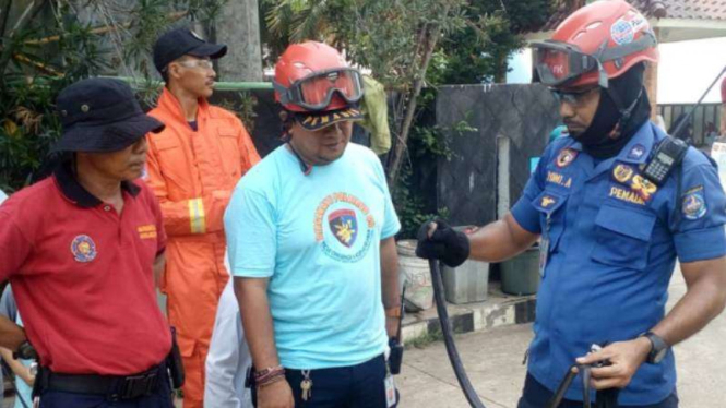 Petugas menangkap ular kobra di Depok, Jumat, 13 Desember 2019.