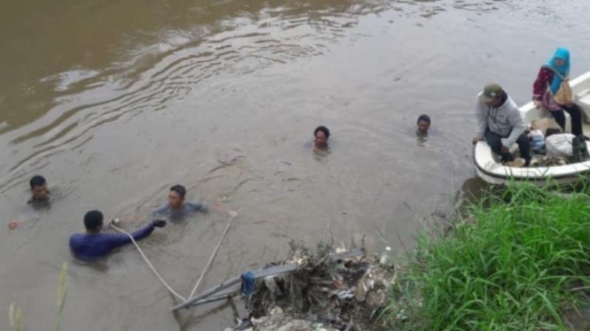 Dua bocah tewas setelah tenggelam di Kali Bekasi.