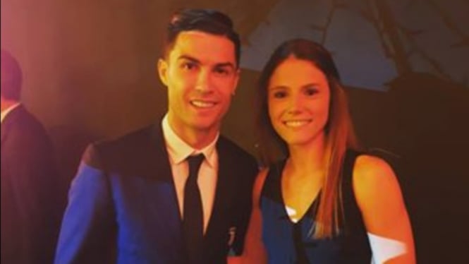 Cristiano Ronaldo bersama bek Juventus Putri, Cecilia Salvai. 