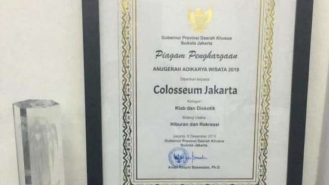 Piagam penghargaan untuk diskotek Colosseum Jakarta