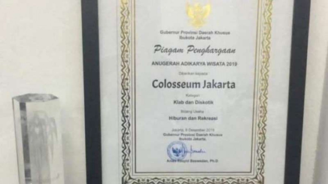 Piagam penghargaan adikarya wisata untuk diskotek Colosseum Jakarta