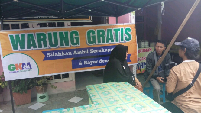 Warung gratis milik Riskha di Pontianak Selatan, Kalimantan Barat.