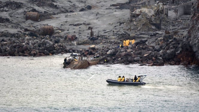 Pencarian korban letusan gunung Pulau Putih, kata kepolisian Selandia Baru, diteruskan di tengah kendala yang menghadang tim evakuasi. - NEW ZEALAND DEFENCE FORCE/GETTY IMAGES