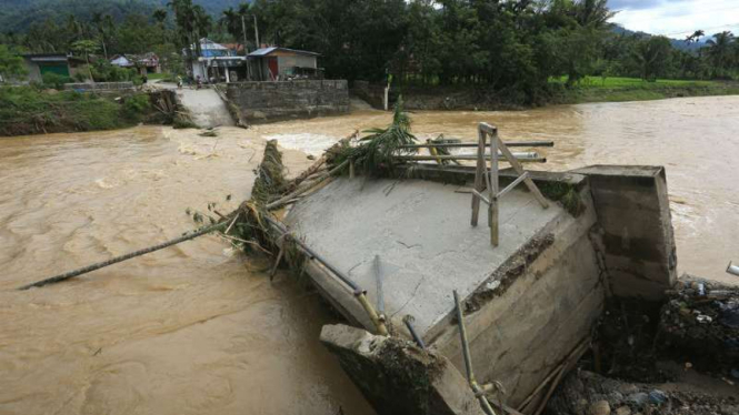Jembatan terputus di Solok Selatan