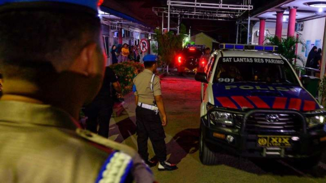 Sejumlah polisi berjaga di depan kamar jenazah tempat disemayamkannya jenazah Bharatu Moh Syaiful Muhdori di Rumah Sakit Bhayangkara Palu, Sulawesi Tengah, Jumat (13/12/2019) malam. 