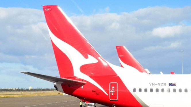 Penumpang pesawat Qantas dievakuasi dengan papan peluncur karet setelah mendarat mendadak di Bandara Sydney setelah pesawat itu mengalami masalah hidrolik.