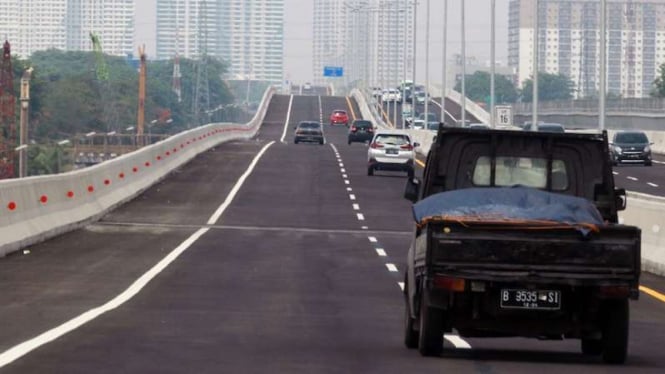 Sejumlah kendaraan mobil golongan satu melintas di atas jalan Tol Layang (Elevated) Jakarta - Cikampek (Japek) di Bekasi, Jawa Barat, Minggu (15/12/2019).